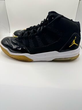 NIKE JORDAN Max Aura Men’s Black University Gold White Athletic Sneakers Sz 11.5